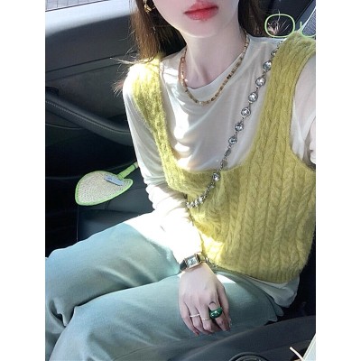 <!--草绿色方领针织背心马甲女款2024新款春秋叠穿小坎肩外穿无袖上衣-->