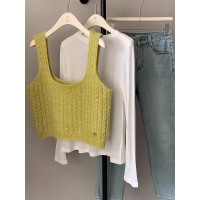 草绿色方领针织背心马甲女款2024新款春秋叠穿小坎肩外穿无袖上衣