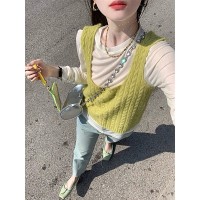 草绿色方领针织背心马甲女款2024新款春秋叠穿小坎肩外穿无袖上衣