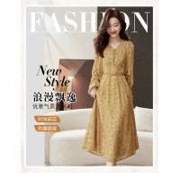 现货新款V领高级感法式复古度假长袖碎花春秋款连衣裙