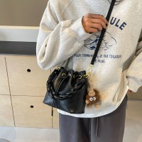 时尚气质简约水桶包休闲包包2024新款潮INS单肩包纯色斜挎包女包
