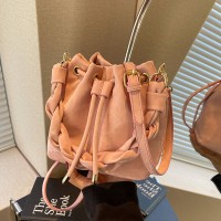 艾米兔女包2024新款纯色简约福袋包小众抽带设计单肩斜挎水桶包