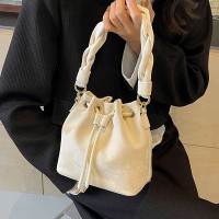 艾米兔女包2024新款纯色简约福袋包小众抽带设计单肩斜挎水桶包