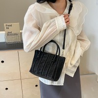 手提水桶包女新款时尚褶皱单肩包2024夏季小众简约休闲百搭斜挎包