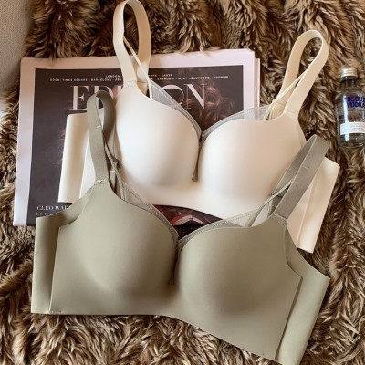 <!--无痕裸感轻乳棉小胸聚拢显大无钢圈上托收副乳防下垂内衣女文胸罩-->