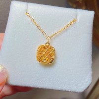 新款黄金色高级感吊坠轻奢热卖送闺蜜拉丝小方糖锁骨项链女