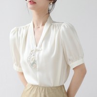 复古新中式刺绣盘扣V领衬衫短袖女装2024夏季设计感GUO风缎面上衣