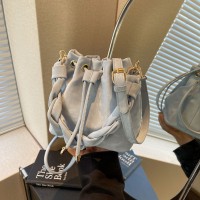 艾米兔女包2024新款纯色简约福袋包小众抽带设计单肩斜挎水桶包