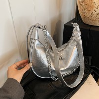 时尚褶皱亮面包包女2024夏季新款简约斜跨饺子包高级感链条单肩包